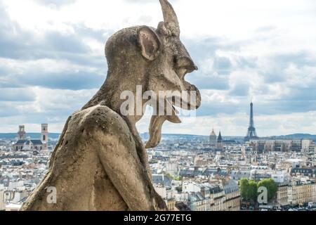 Wasserspeier an der Kathedrale Notre Dame mit Blick auf Paris und den Eiffelturm Stockfoto