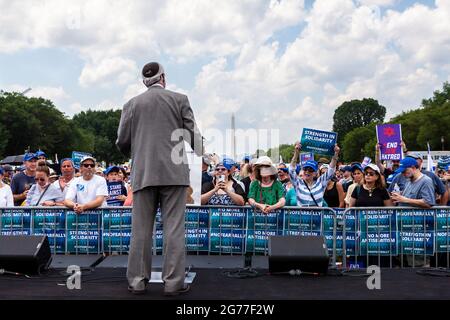 Washington, DC, USA, 11. Juli 2021. Im Bild: Rabbi Jeffrey Myers von der Tree of Life Synagogue spricht bei der Veranstaltung „No Fear Rally in Solidarity with the Jewish People“ im US-Kapitol in Washington, DC. Er leitete die Dienste, als ein Schütze 11 bei einem antisemitischen Angriff 2018 tötete und 6 verletzte. Die „No Fear“-Kundgebung wurde von der Allianz für Israel, dem Jüdischen Nationalfonds, der Anti-Defamation League und etwa 25 anderen Organisationen gesponsert. Einige Redner sprachen sich für den Zionismus aus, während andere über die Bedrohung durch den Antisemitismus schürten. Kredit: Allison Bailey / Alamy Live Nachrichten Stockfoto