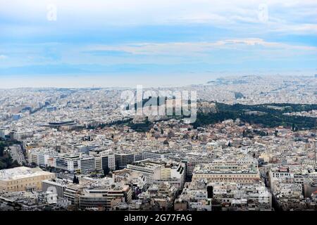 Blick auf die Stadt von der Spitze des Lycabettus-Hügels aus gesehen. Stockfoto