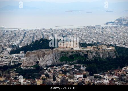 Blick auf die Stadt von der Spitze des Lycabettus-Hügels aus gesehen. Stockfoto