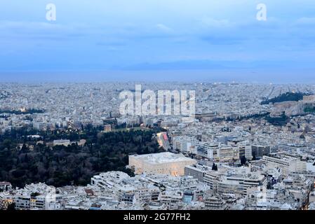 Blick auf die Stadt von der Spitze des Lycabettus-Hügels aus gesehen. Stockfoto