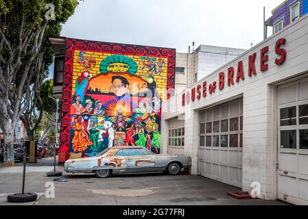 Wandgemälde zu Ehren von Chata Gutierrez, einer Salsa-DJ-Legende und der Ikone des Mission District in San Francisco. Lebendige Straßenkunst im Gegensatz zu einem verrosteten alten Auto. Stockfoto