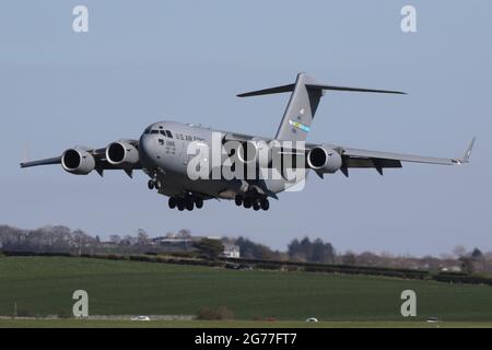 01-0186, eine Boeing C-17A Globemaster III, die von der USAF in einer strategischen Luftbrücke betrieben wird, auf dem Prestwick International Airport in Ayrshire, Schottland. Stockfoto