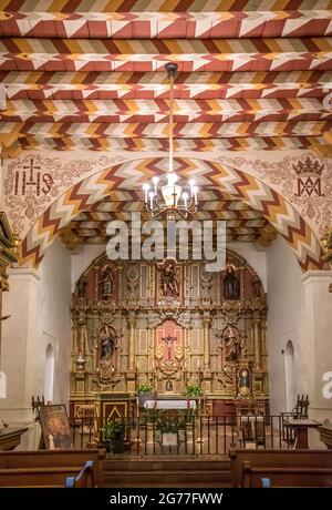 Das Innere der ursprünglichen Kirche Mision San Francisco de Asis oder Mission Dolores, in der indianische Entwürfe mit katholischen Motiven kombiniert werden. Stockfoto