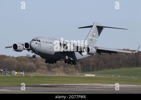 01-0186, eine Boeing C-17A Globemaster III, die von der USAF in einer strategischen Luftbrücke betrieben wird, auf dem Prestwick International Airport in Ayrshire, Schottland. Stockfoto