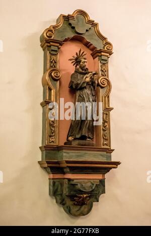 Religiöse Wandstatue des heiligen in Mision San Francisco de Asis, die ursprüngliche Mission Dolores Kirche. Stockfoto