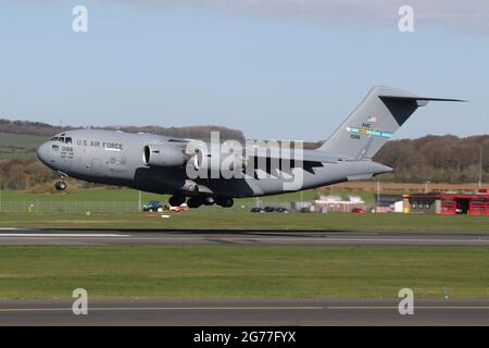 01-0186, eine Boeing C-17A Globemaster III, die von der USAF in einer strategischen Luftbrücke betrieben wird, auf dem Prestwick International Airport in Ayrshire, Schottland. Stockfoto