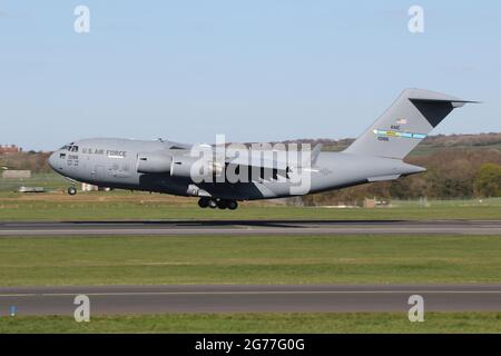 01-0186, eine Boeing C-17A Globemaster III, die von der USAF in einer strategischen Luftbrücke betrieben wird, auf dem Prestwick International Airport in Ayrshire, Schottland. Stockfoto