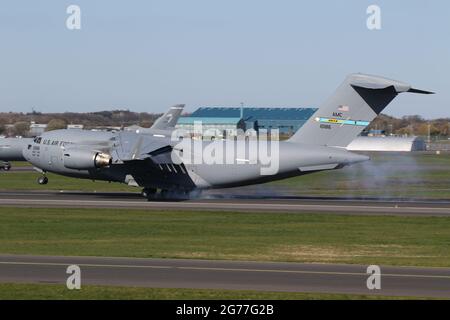 01-0186, eine Boeing C-17A Globemaster III, die von der USAF in einer strategischen Luftbrücke betrieben wird, auf dem Prestwick International Airport in Ayrshire, Schottland. Stockfoto