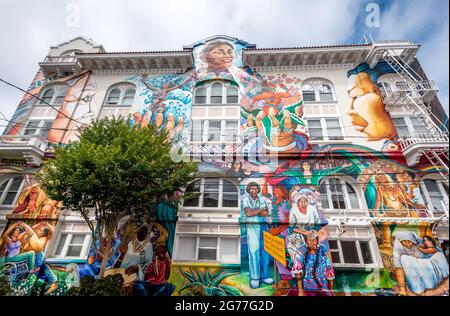 Seitenansicht von farbenfrohen, inspirierenden Wandgemälden am Frauengebäude in San Francisco, die viele Kulturen, Erfahrungen und Errungenschaften von Frauen feiern. Stockfoto