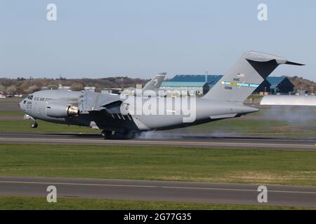 01-0186, eine Boeing C-17A Globemaster III, die von der USAF in einer strategischen Luftbrücke betrieben wird, auf dem Prestwick International Airport in Ayrshire, Schottland. Stockfoto