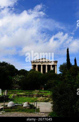 Tempel des Hephaestus - EIN gut erhaltener antiker griechischer Kultort, der im dorischen Stil aus Marmor mit Flachrelieffriesen erbaut wurde. Stockfoto