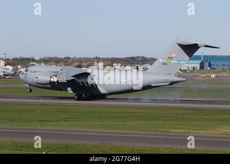 01-0186, eine Boeing C-17A Globemaster III, die von der USAF in einer strategischen Luftbrücke betrieben wird, auf dem Prestwick International Airport in Ayrshire, Schottland. Stockfoto