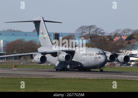 01-0186, eine Boeing C-17A Globemaster III, die von der USAF in einer strategischen Luftbrücke betrieben wird, auf dem Prestwick International Airport in Ayrshire, Schottland. Stockfoto