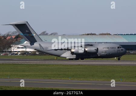 01-0186, eine Boeing C-17A Globemaster III, die von der USAF in einer strategischen Luftbrücke betrieben wird, auf dem Prestwick International Airport in Ayrshire, Schottland. Stockfoto