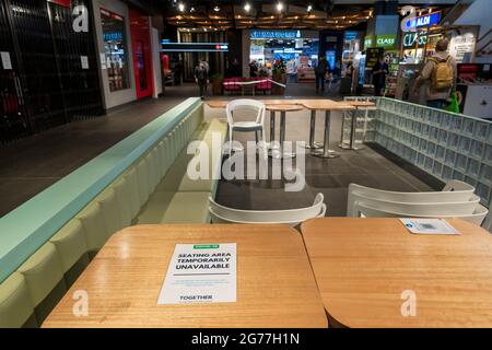 Eingeschränkte Sitzplätze im Westfield Broadway Shopping Centre während der Sperre in Sydney Stockfoto