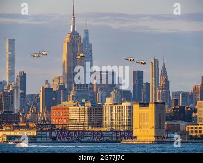 Sechs Hubschrauber fliegen in New York um die Stadt Manhattan Stockfoto