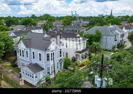 NEW ORLEANS, LA, USA - 30. JUNI 2021: Blick von der Dachterrasse auf historische Uptown-Häuser auf der Prytania Street Stockfoto