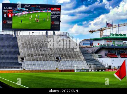 Übertragung des EM-Finales 2020 zwischen England und Italien auf der Großleinwand vor einem Profispiel in den Vereinigten Staaten Stockfoto