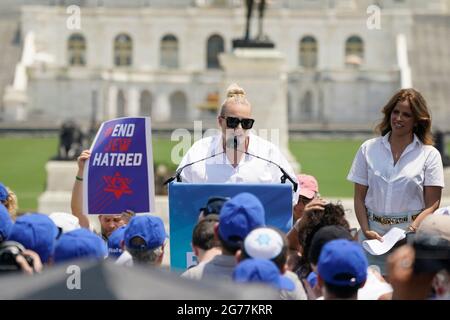 Meghan McCain, Kolumnistin, Autorin und Moderatorin des Fernsehens, kommentiert die Kundgebung âNo Fear: A Solidarity with the Jewish Peopleâ in der National Mall in Washington, DC am Sonntag, dem 11. Juli 2021. Von rechts sieht man Noa Tishby. Kredit: Chris Kleponis Stockfoto