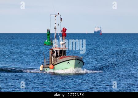 Fischerboot, das von der Ostsee zurückkehrt Stockfoto