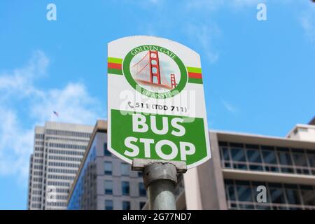 Golden Gate Transit-Bushaltestellen-Schild. Golden Gate Transit ist ein öffentliches Nahverkehrssystem, das die North Bay-Region der San Francisco Bay Area bedient. - San Fra Stockfoto