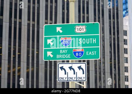 Straßenschild der Interstate 101, 280 und 80 zeigt den Fahrern die Wegbeschreibung zu Highways und Bay Bridge im Finanzdistrikt der Innenstadt von San Francisco Stockfoto