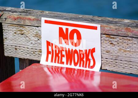 Kein Feuerwerkschild am Holzzaun informiert über Brandgefahr und dass Feuerwerke verboten sind. Nahaufnahme Stockfoto