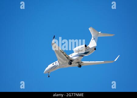 Gulfstream G650ER Privatjet für kleine Unternehmen, das sich auf die Landung auf dem Flughafen mit eingesetztem Fahrwerk vorbereitet - San Jose, Kalifornien, USA - 2021 Stockfoto