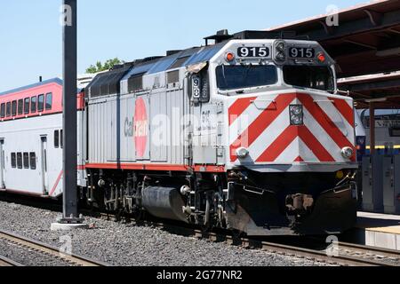 EMD F40PH Diesel-elektrische Lokomotive in Caltrain Lackierung am Bahnhof San Jose Diridon. - San Jose, Kalifornien, USA - 2021 Stockfoto