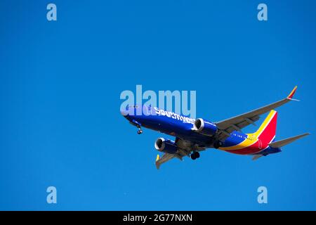 Das von Southwest Airlines betriebene Flugzeug Boeing 737 MAX 8 bereitet sich auf die Landung auf dem Flughafen mit im Einsatz gestelltem Fahrwerk vor. Blauer Himmel - San Jose, Cali Stockfoto