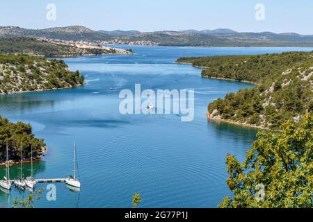 Segeln Sie Boote in einem kleinen Yachthafen in einem schönen Seekanal in der Nähe von Skradin an der Küste der Adria in Kroatien Stockfoto