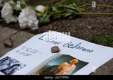 Hamburg, Deutschland. Juli 2021. Weiße Blumen liegen hinter einem Plakat zur Erinnerung an die Holocaust-Überlebende Esther Bejarano. Sie starb im Alter von 96 Jahren in ihrem Wahlheim Hamburg. Quelle: Jonas Walzberg/dpa/Alamy Live News Stockfoto