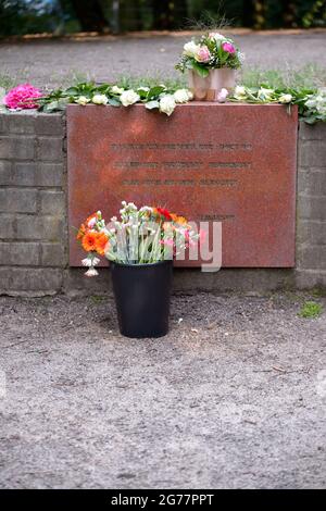 Hamburg, Deutschland. Juli 2021. Blumen, Kerzen, Briefe und Plakate auf dem Platz der Bücherbrennung nach einer Gedenkveranstaltung. Die Holocaust-Überlebende Esther Bejarano ist im Alter von 96 Jahren in ihrem Wahlheim Hamburg gestorben. Quelle: Jonas Walzberg/dpa/Alamy Live News Stockfoto