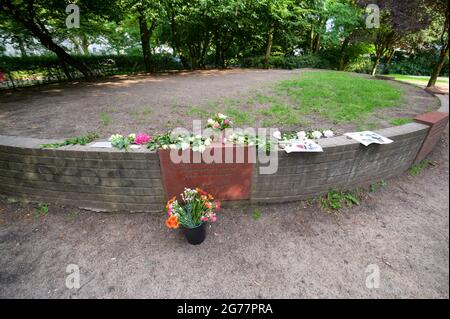 Hamburg, Deutschland. Juli 2021. Blumen, Kerzen, Briefe und Plakate auf dem Platz der Bücherbrennung nach einer Gedenkveranstaltung. Die Holocaust-Überlebende Esther Bejarano ist im Alter von 96 Jahren in ihrem Wahlheim Hamburg gestorben. Quelle: Jonas Walzberg/dpa/Alamy Live News Stockfoto