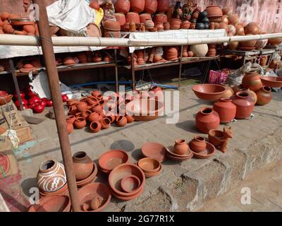 Tontöpfe werden am Straßenrand in Jaipur, Rajasthan, Indien, gezeigt Stockfoto