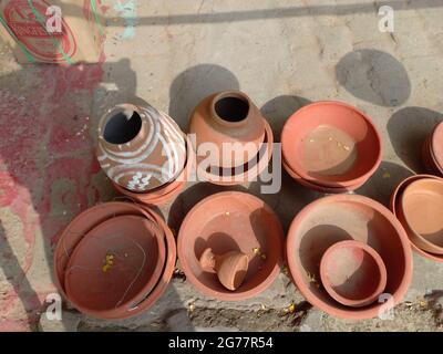 Tontöpfe werden am Straßenrand in Jaipur, Rajasthan, Indien, gezeigt Stockfoto