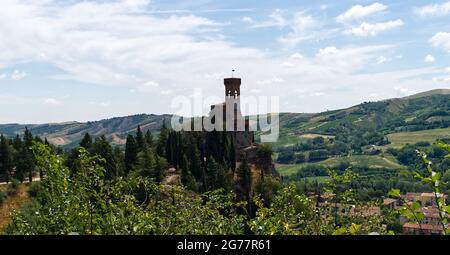 Der Uhrturm (Torre dell'Orologio) von Brisighella. Der Uhrturm war Teil der Verteidigungsstruktur von Brisighella, Ravenna, Italien. Stockfoto