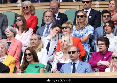 London, Großbritannien. Juli 2021. Catherine, die Herzogin von Cambridge, Prinz William, der Herzog von Cambridge, Martina Navratilova, Lulu, Katherine Jenkins in Wimbledon am Ladies Final Day, wobei das Finale am Centre Court zwischen Ashleigh Barty und Karolina Pliskova stattfindet. Quelle: Paul Marriott/Alamy Live News Stockfoto