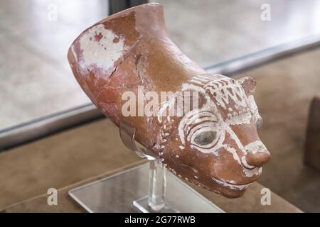 Töpfertrank-Gefäß, Tierkopf-Design, Nationalmuseum des Iran, Teheran, Iran, Persien, Westasien, Asien Stockfoto