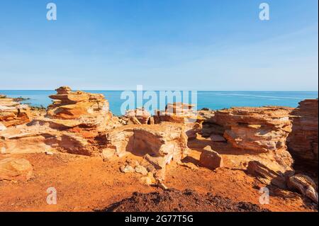 Beeindruckende Küste mit roten Pindan-Klippen am berühmten Gantheaume Point, Broome, Western Australia, WA, Australien Stockfoto