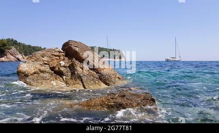 Nahaufnahme von kleinen Wellen, die auf den Felsen plätschern. Stockfoto