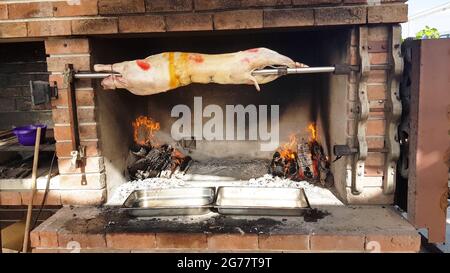 Spuck gebratene Lämmer, traditionelle Art der Röstung Lämmer auf einer Rotisserie Spuck in Bulgarien. Kochen und Braten von Volllamm genannt Cheverme in einem Restaurant Stockfoto