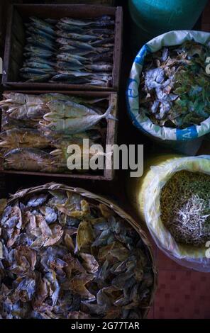 Getrockneter Fisch zum Verkauf auf dem Markt Stockfoto