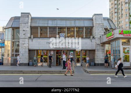 Außenansicht der U-Bahn-Station Grazhdansky Prospekt, einer der belebtesten Stationen der Stadt, wurde 1978 in St. Petersburg, Russland, eröffnet Stockfoto