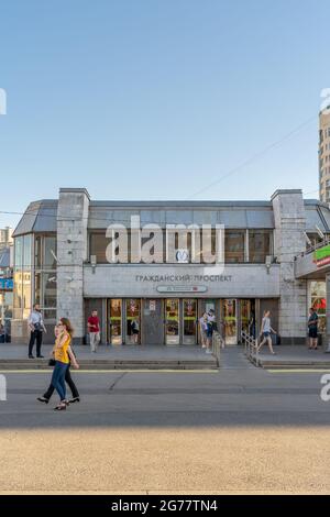 Außenansicht der U-Bahn-Station Grazhdansky Prospekt, einer der belebtesten Stationen der Stadt, wurde 1978 in St. Petersburg, Russland, eröffnet Stockfoto