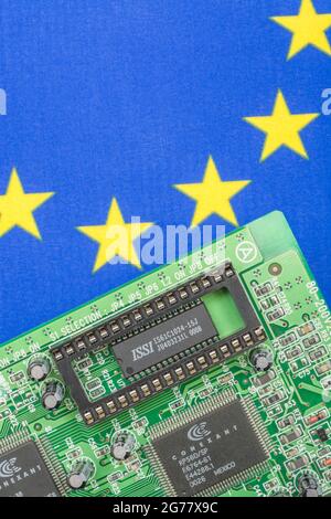 EU-Flagge mit grüner Leiterplatte mit leerer EPROM-Buchse. Für 2021 Engpässe bei integrierten Computerchips, Halbleiterengpässe. Stockfoto