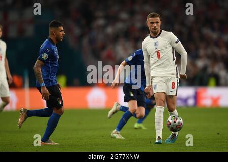 Wembley, London, Großbritannien. Juli 2021. Jordan Henderson (England)Emerson Palmieri (Italien) während des UEFA 'European Championship 2020 Finals Matches zwischen Italien 4-3 England im Wembley Stadium am 11. Juli 2021 in London, England. Quelle: Maurizio Borsari/AFLO/Alamy Live News Stockfoto