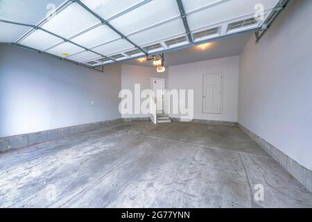 Leere Innenräume einer weißen Garage ohne Personen oder Gegenstände Stockfoto