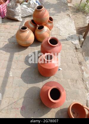 Tontöpfe werden am Straßenrand in Jaipur, Rajasthan, Indien, gezeigt Stockfoto